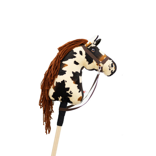 Hobby horse jménem Monty s rezavou hřívou, hříbě na tyči, česká ruční výroba.