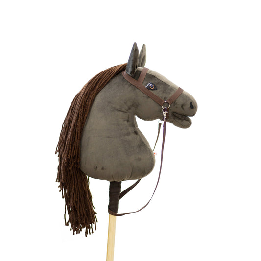 Hobby horse jménem Gizmo s tmavě hnědou hřívou, dospělý kůň na tyči, česká ruční výroba.