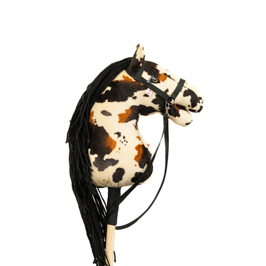 Hobby horse jménem Monty s černou hřívou, dospělý kůň na tyči, česká ruční výroba.