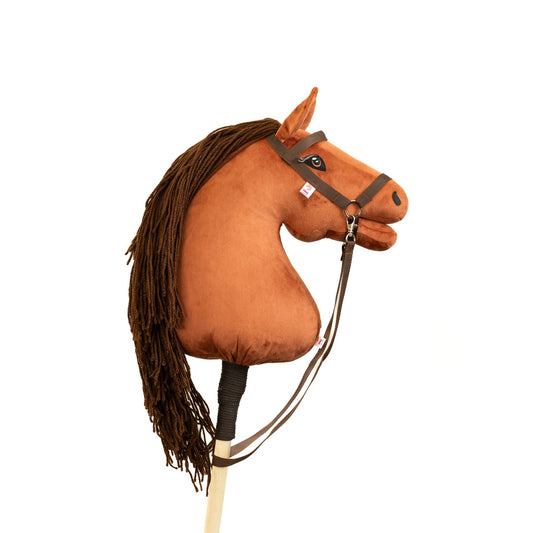 Hobby horse s tmavě hnědou hřívou jménem Terra, dospělý kůň na tyči, česká ruční výroba.