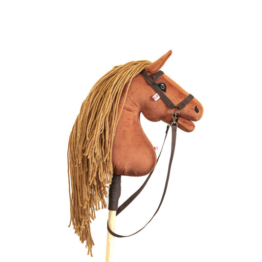 Hobby horse se světle hnědou hřívou jménem Terra, dospělý kůň na tyči, česká ruční výroba.