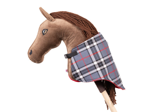 Béžovo-červená károvaná dečka pro hobby horse nasazená na koníkovi, ručně šitý doplněk pro hobbyhorsing.