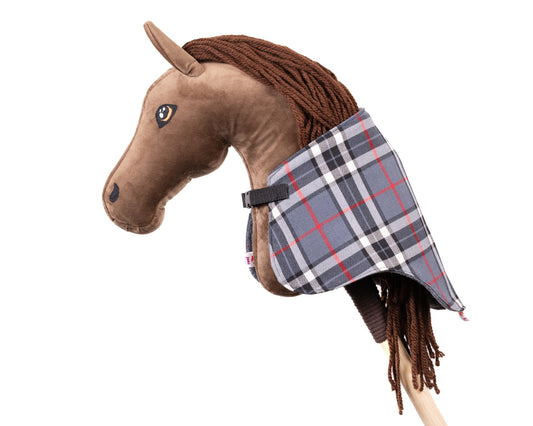 Šedá károvaná dečka pro hobby horse nasazená na koníkovi, ručně šitý doplněk pro hobbyhorsing.