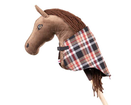 Béžovo-hnědá károvaná dečka pro hobby horse nasazená na koníkovi, ručně šitý doplněk pro hobbyhorsing.