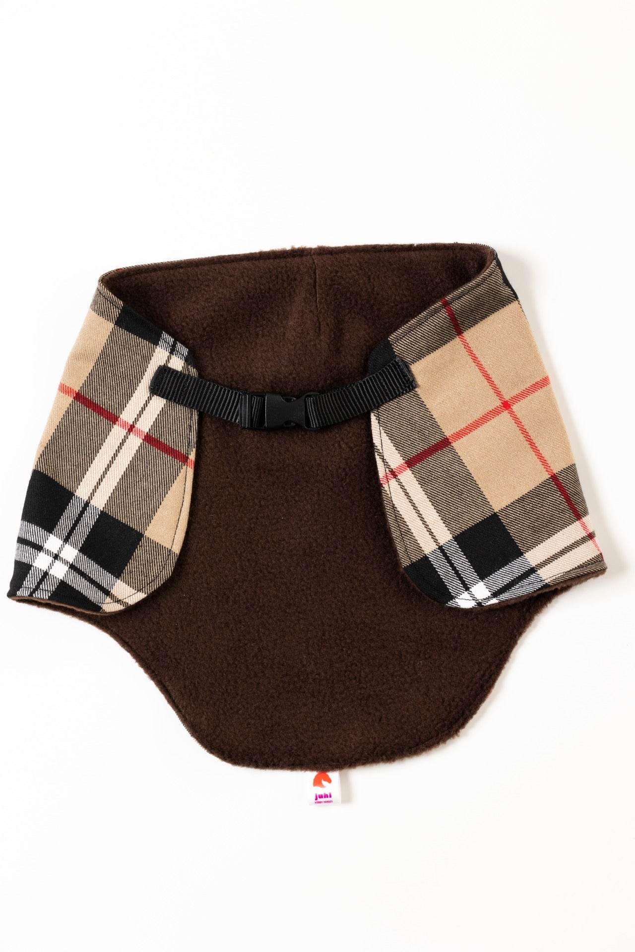 Károvaná dečka pro hobby horse nasazená na koníkovi, ručně šitý doplněk pro hobbyhorsing.