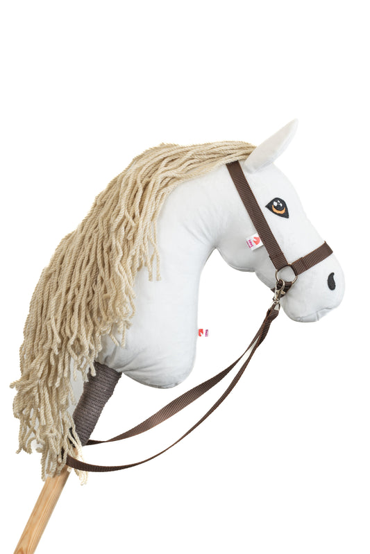 Bílý hobby horse bělouš jménem Snow, hříbě na tyči, česká ruční výroba.