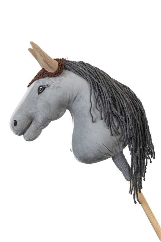Ručně háčkovaná hnědá čabraka s béžovýma ušima pro hobby horse.
