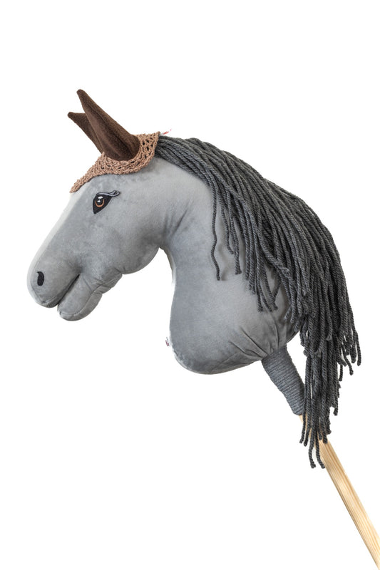Ručně háčkovaná béžová čabraka pro hobby horse s hnědýma ušima.