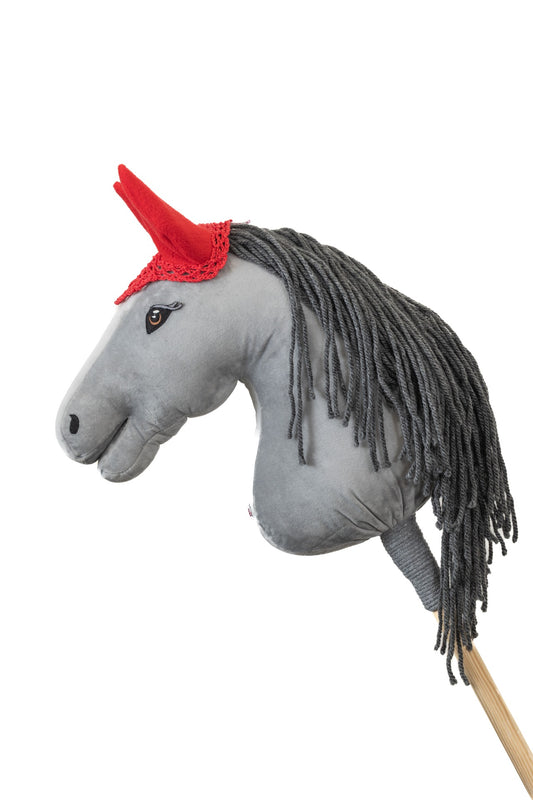 Ručně háčkovaná červená čabraka pro hobby horse s červenýma ušima.