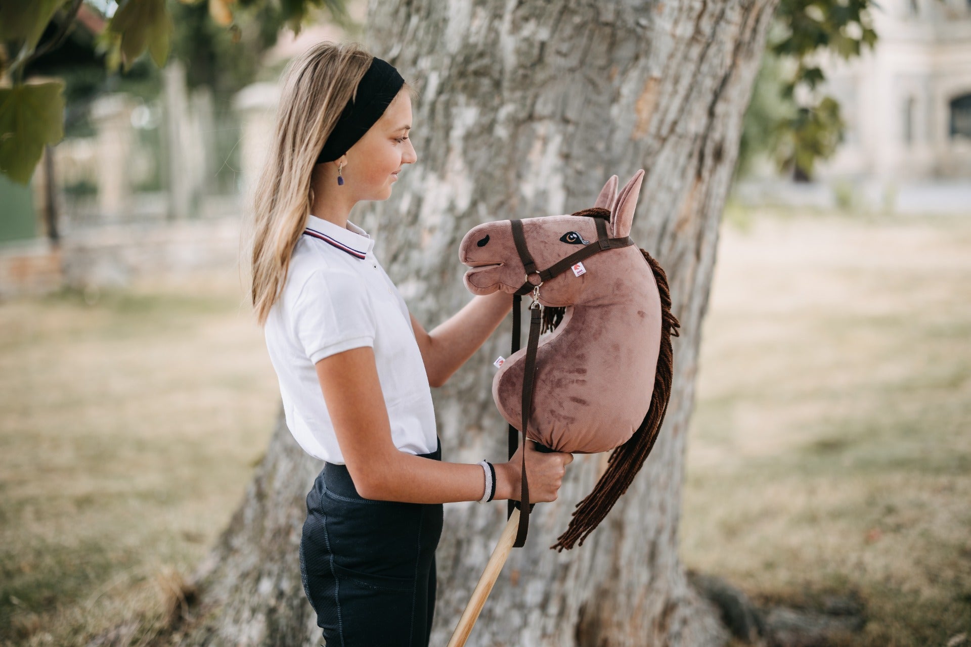Hobby horse jménem Rosie s tmavě hnědou hřívou, dospělý kůň na tyči, česká ruční výroba.