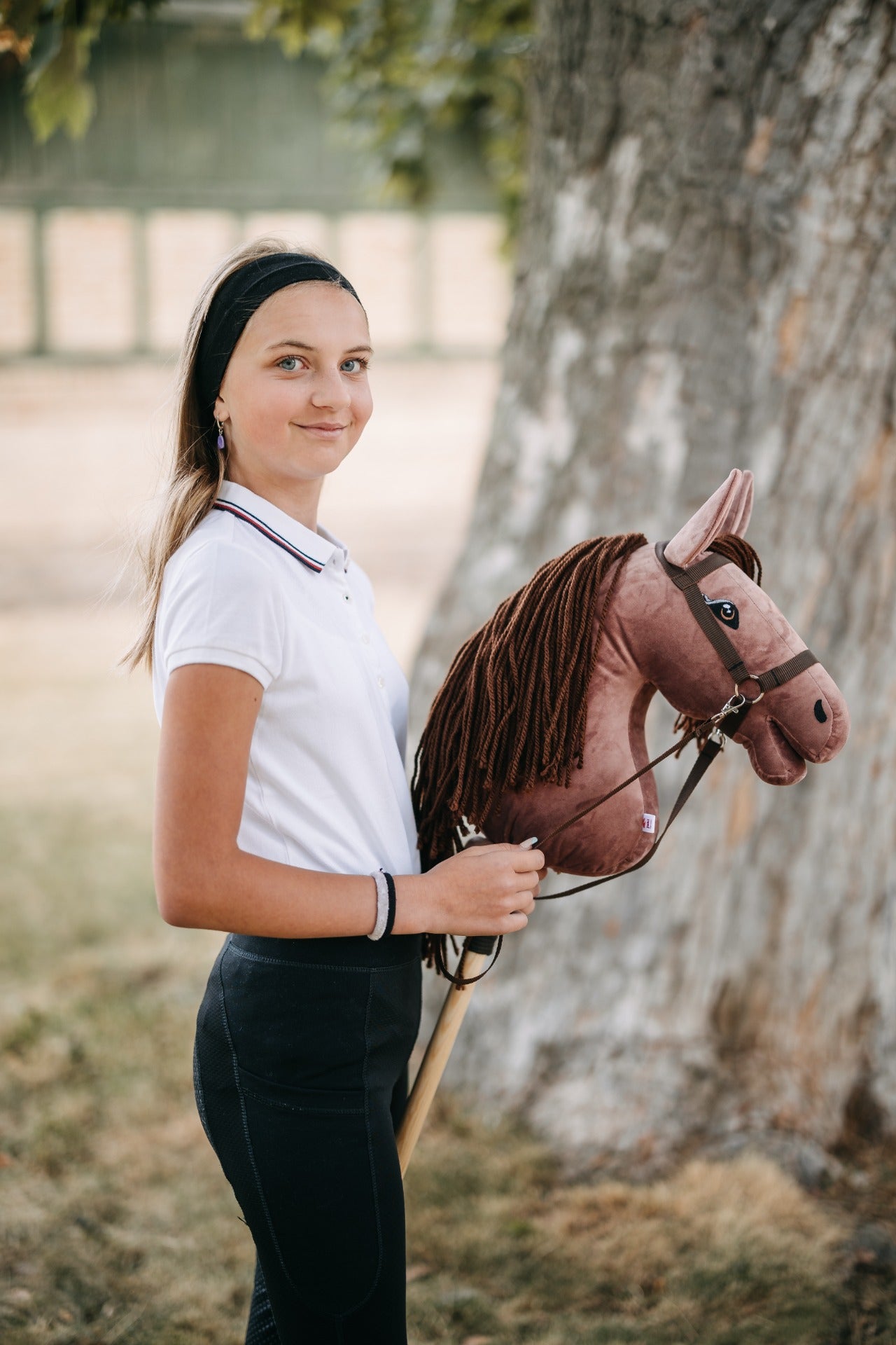 Hobby horse jménem Rosie s tmavě hnědou hřívou, dospělý kůň na tyči, česká ruční výroba.