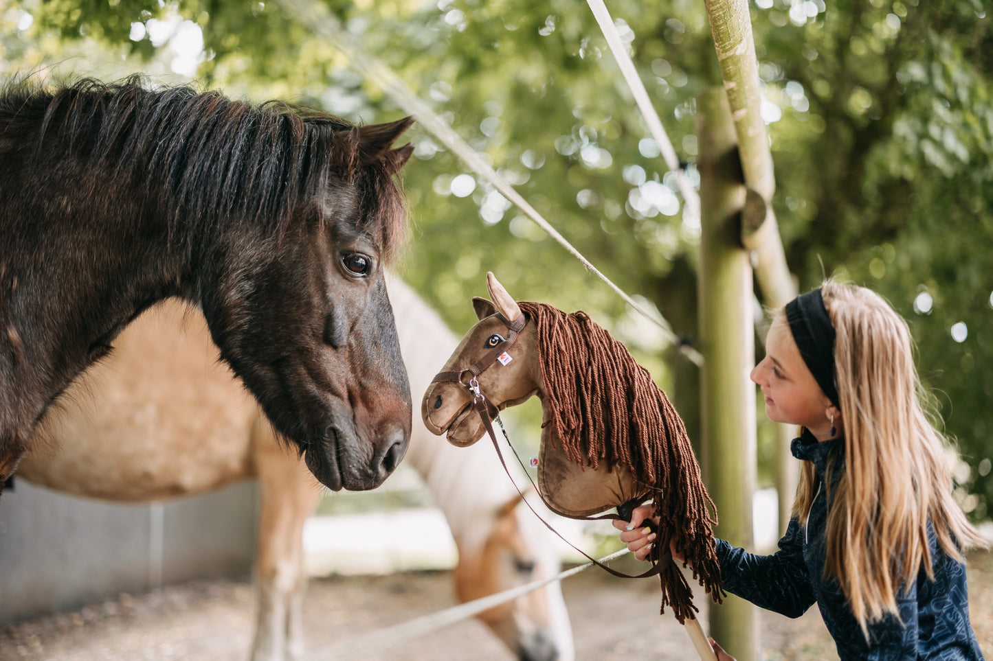 Hobby horse jménem Chelsea s tmavě hnědou hřívou, dospělý kůň na tyči, česká ruční výroba.