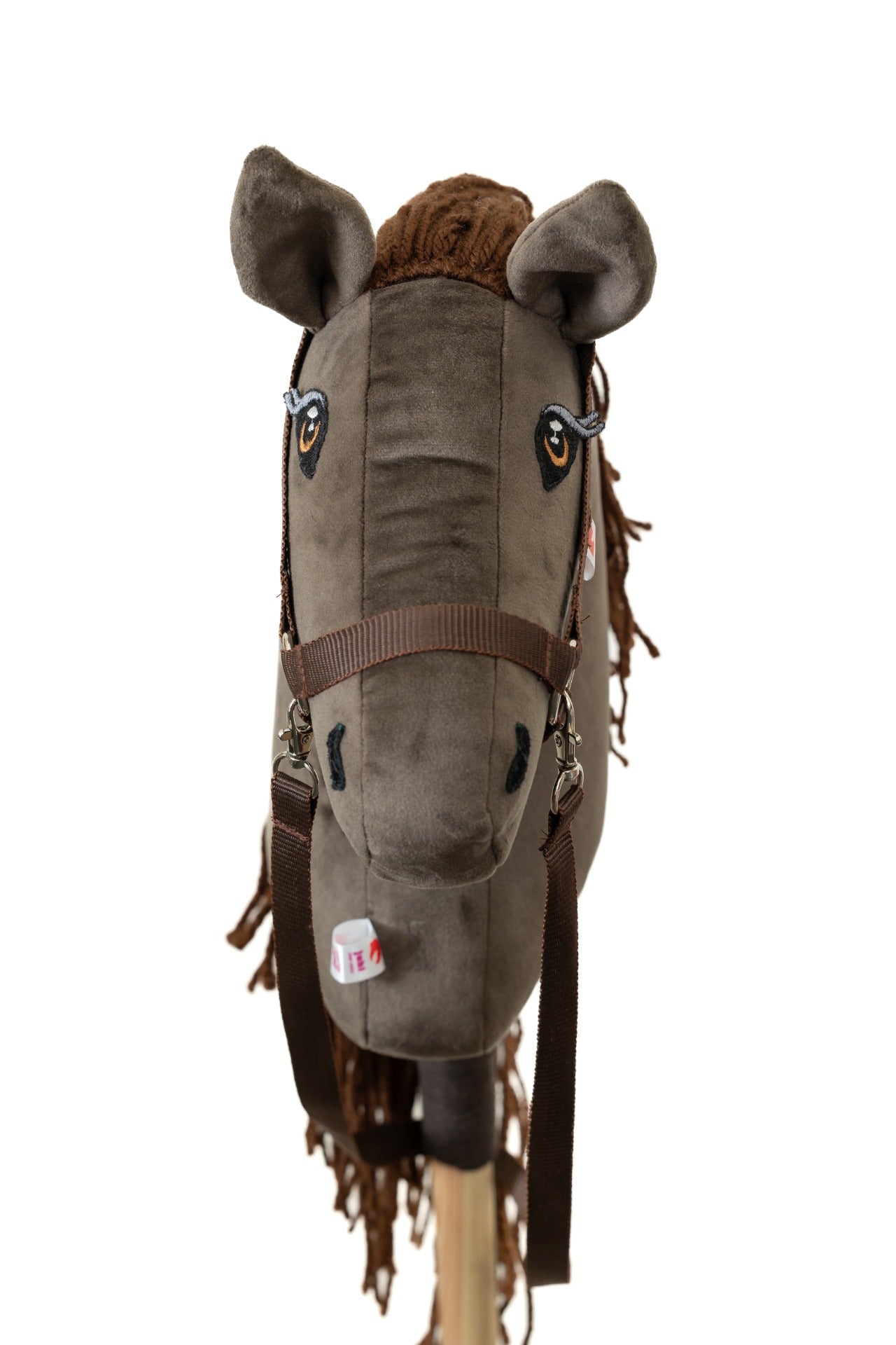 Hobby horse hříbě jménem Gizmo s tmavě hnědou hřívou, ručně šitý v ČR.