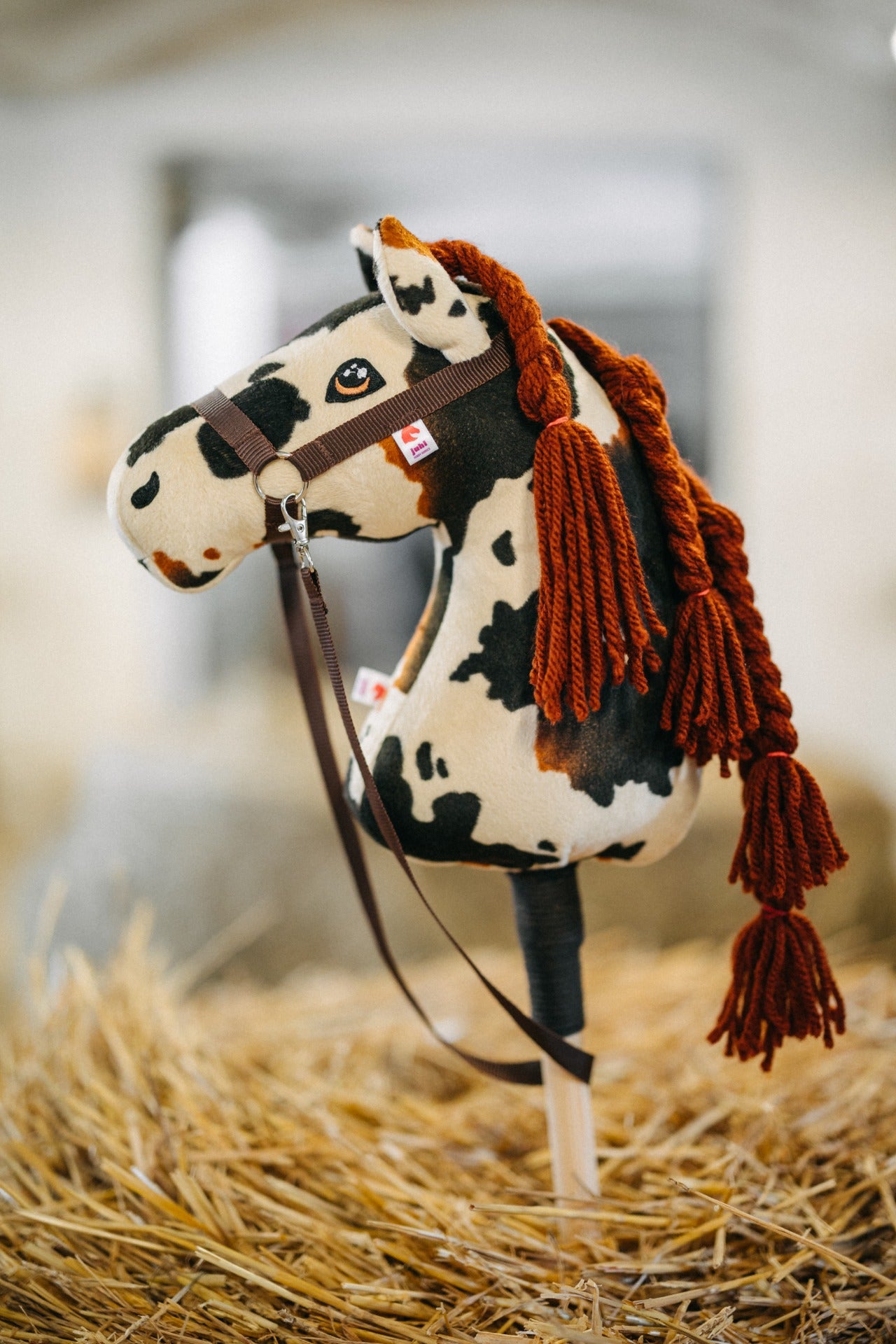 Hobby horse jménem Monty s rezavou hřívou, hříbě na tyči, česká ruční výroba.