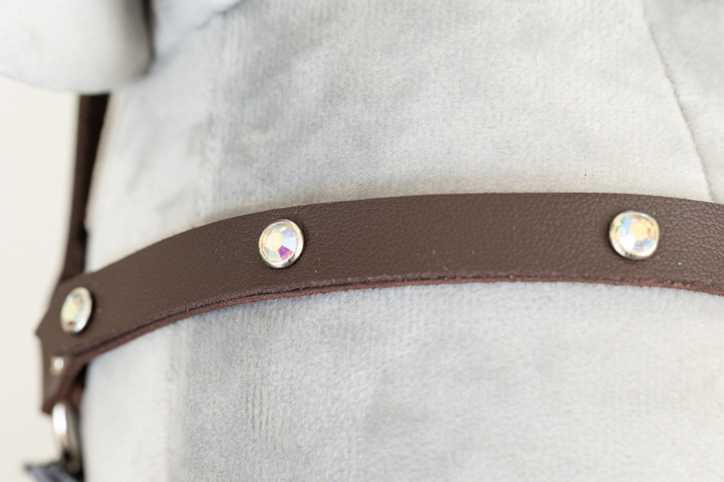 Hnědá ohlávka "Crystal" pro hobby horse, zdobená třpytivými kamínky se stříbrným kováním, na koníkovi.