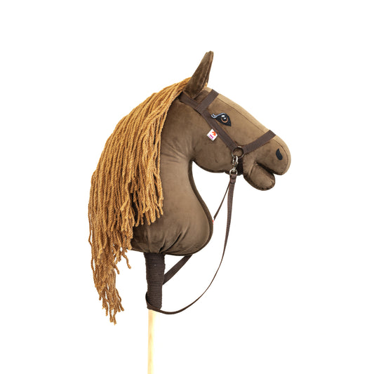 Hnědý hobby horse se světle hnědou hřívou ménem Chelsea, dospělý kůň na tyči, česká ruční výroba.