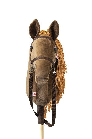 Hnědý hobby horse se světle hnědou hřívou ménem Chelsea, dospělý kůň na tyči, česká ruční výroba.