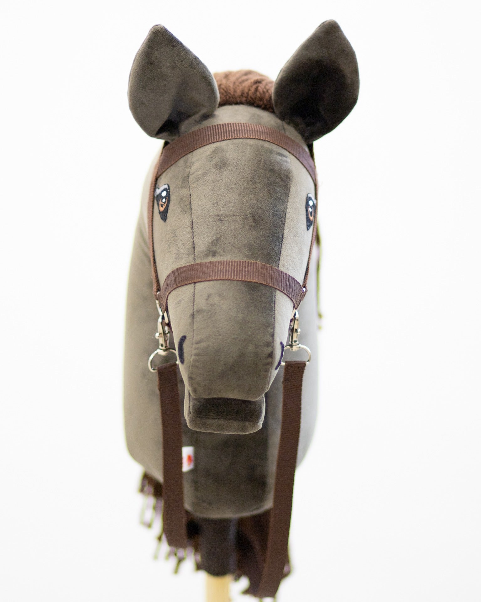 Hobby horse jménem Gizmo s tmavě hnědou hřívou, dospělý kůň na tyči, česká ruční výroba.