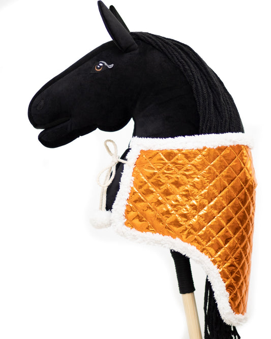 Teplá oranžová zimní dečka pro hobby horse, zateplený doplněk pro hobbyhorsing v chladném počasí.