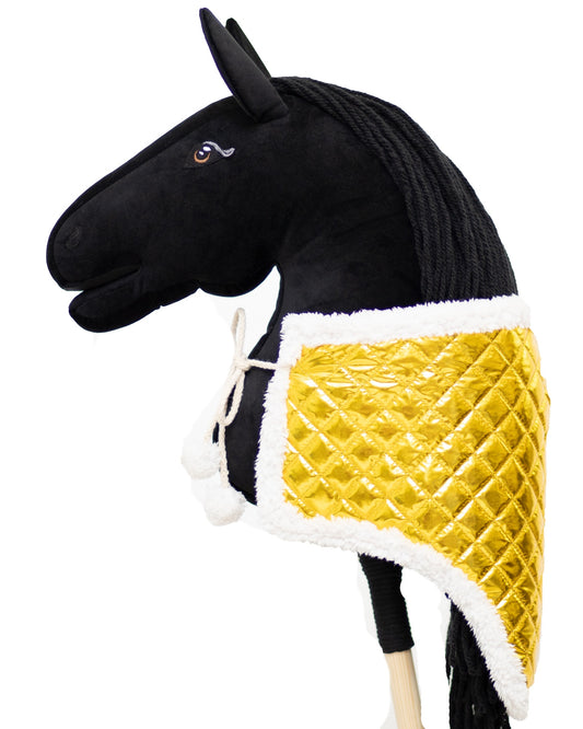 Teplá zlatá zimní dečka pro hobby horse, zateplený doplněk pro hobbyhorsing v chladném počasí.