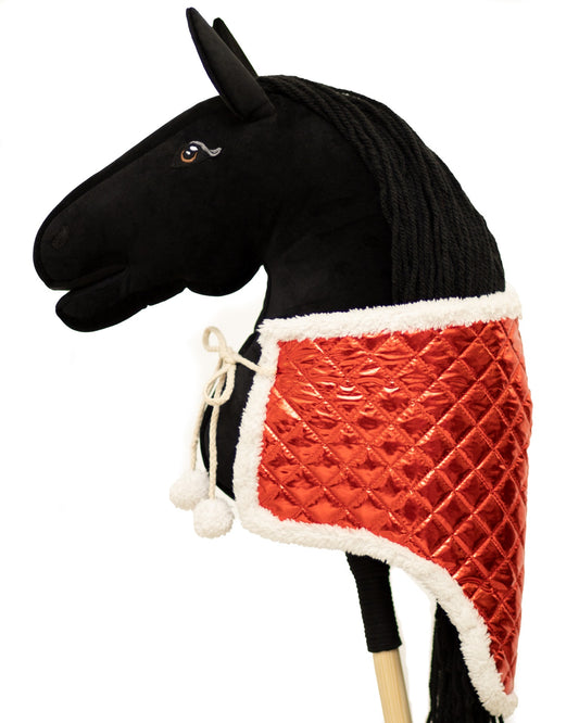 Teplá červená zimní dečka pro hobby horse, zateplený doplněk pro hobbyhorsing v chladném počasí.