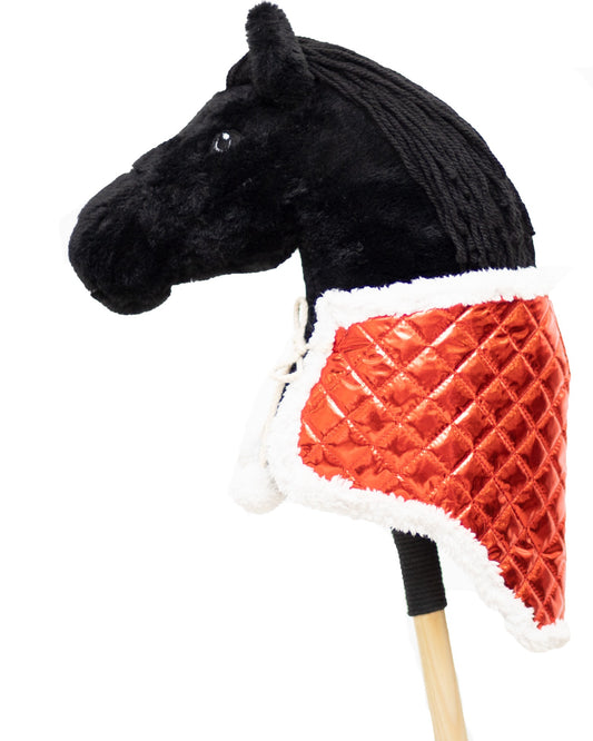 Teplá červená zimní dečka pro hobby horse, zateplený doplněk pro hobbyhorsing v chladném počasí.