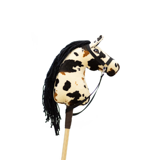 Hobby horse jménem Monty s černou hřívou, hříbě na tyči, česká ruční výroba.