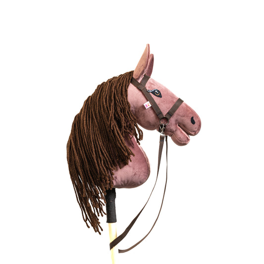 Hobby horse jménem Rosie s tmavě hnědou hřívou, dospělý kůň na tyči, česká ruční výroba.