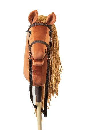 Hobby horse se světle hnědou hřívou jménem Terra, dospělý kůň na tyči, česká ruční výroba.