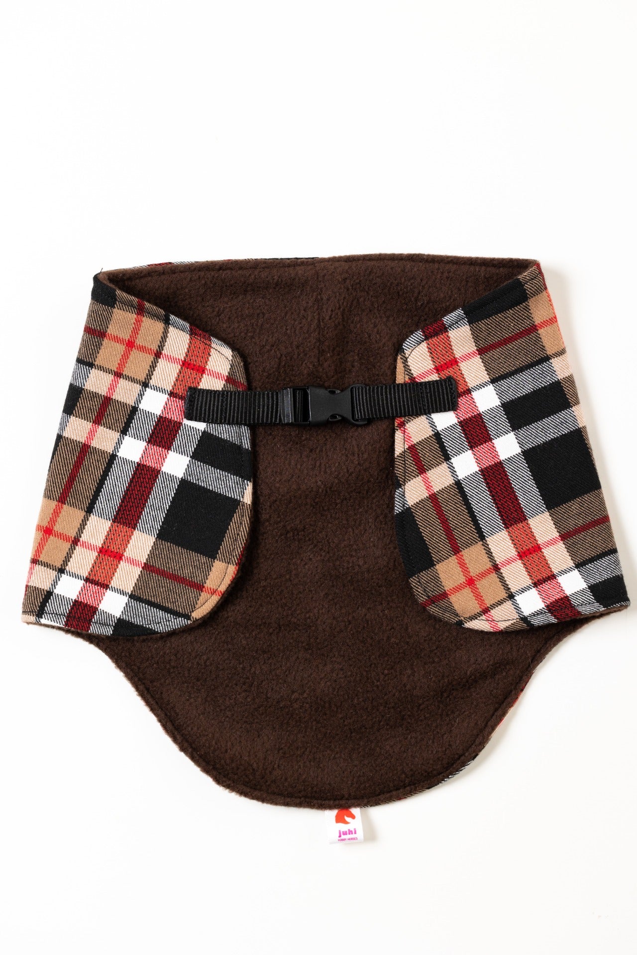 Detail prošívání a materiálu na béžovo-hnědé kárované dečce pro hobby horse od značky JUHI.