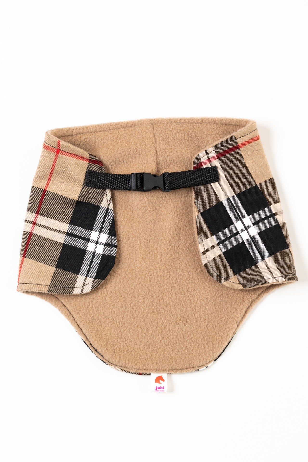 Detail prošívání a materiálu na kárované dečce pro hobby horse od značky JUHI.