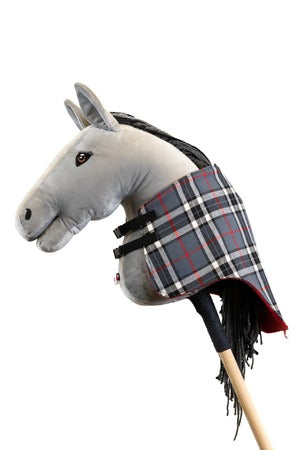 Šedá károvaná dečka pro hobby horse nasazená na koníkovi, ručně šitý doplněk pro hobbyhorsing.