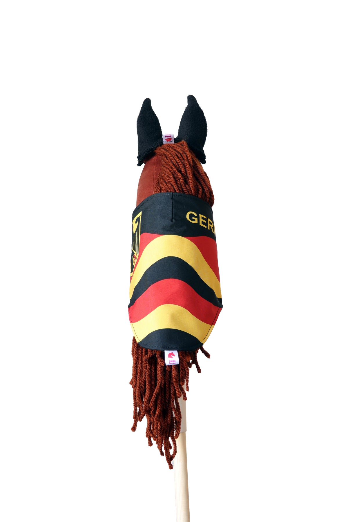 Pohled zezadu na rezavého hobby horse v německých národních barvách (černá, červená, žlutá)