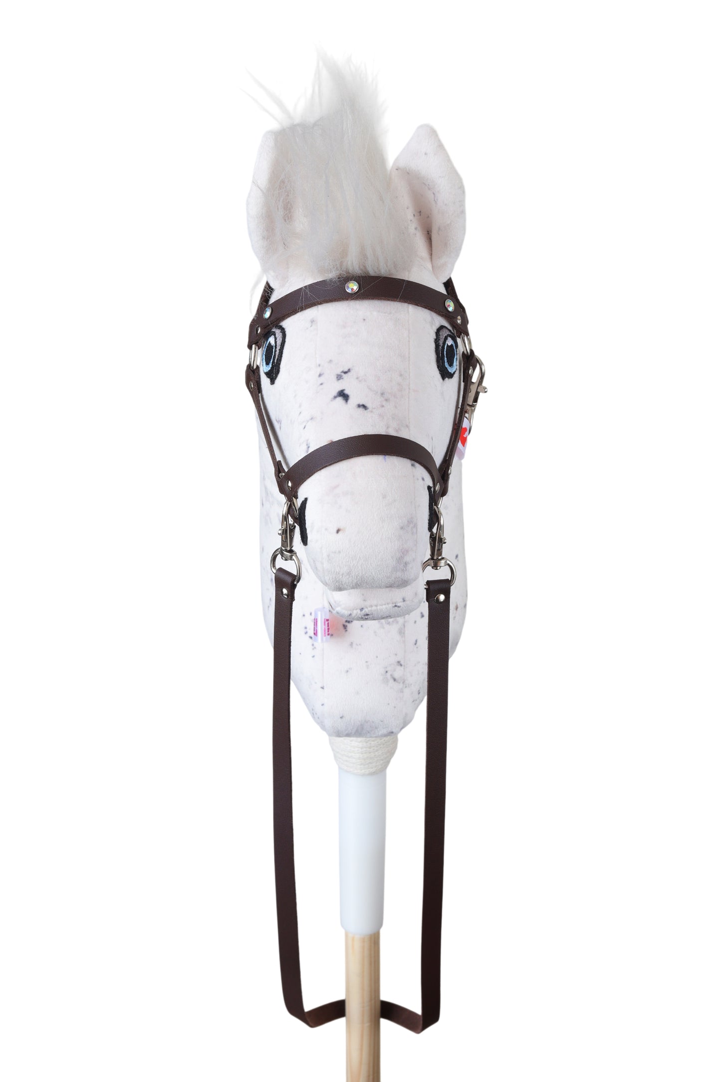 Hobbyhorse s hnědou ohlávkou s ozdobnými nýty. Pohled zepředu.