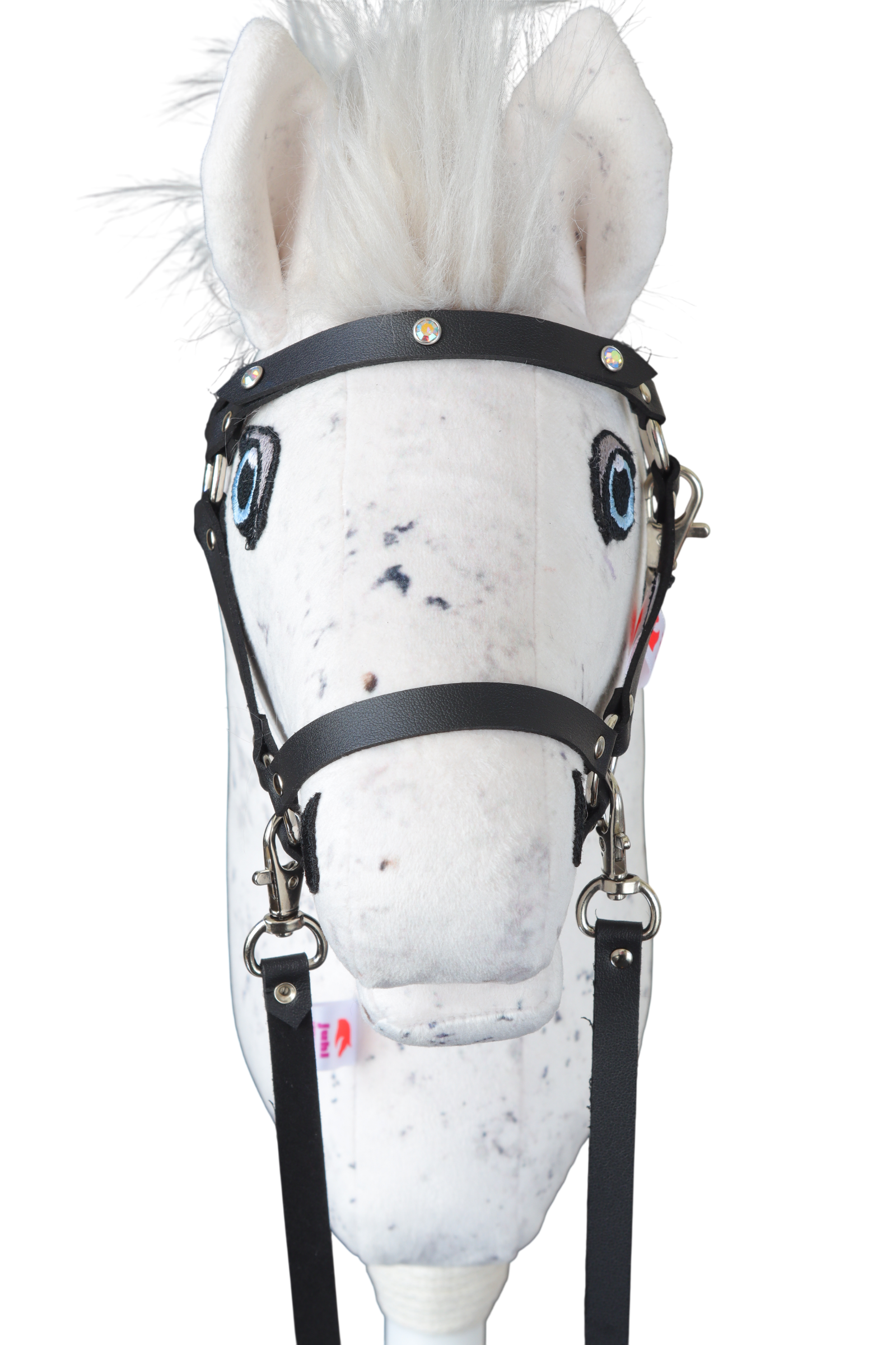Bližší detail na hobbyhorse s černou ohlávkou s ozdobnými nýty.