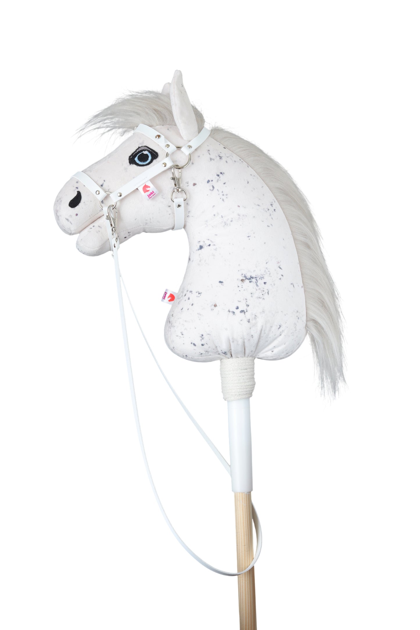 Hobbyhorse s bílou ohlávkou s ozdobnými nýty.