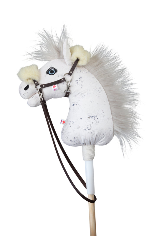 Hobbyhorse s hnědou ohlávkou z eco kůže s beránkem.