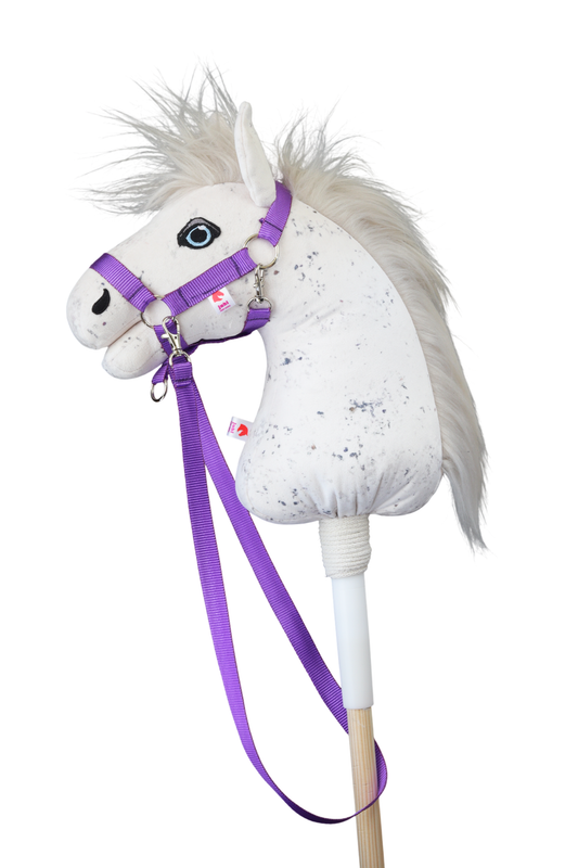 Hobbyhorse s lila ohlávkou a otěží z polypropylenu.