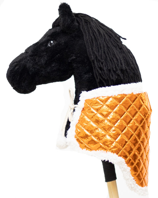 Teplá oranžová zimní dečka pro hobby horse, zateplený doplněk pro hobbyhorsing v chladném počasí.